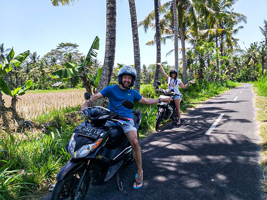 Pareja viajando por Bali con Balibuta