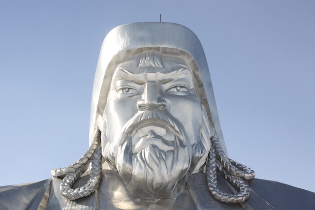 estatua giagnte de gengis kan en Mongolia