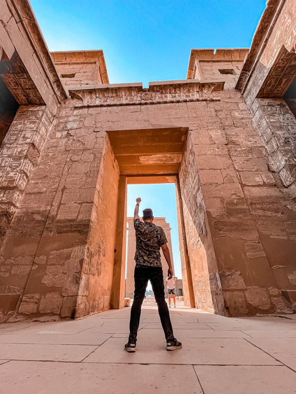 Kevin Valdivia en templo de Luxor, Egipto