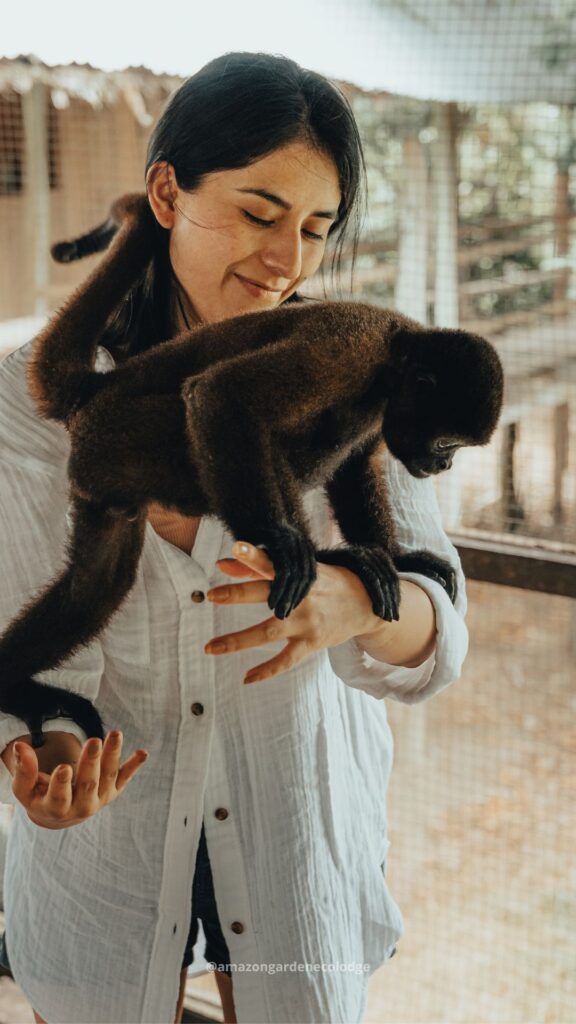 mujer con mono en la amazonia peruana