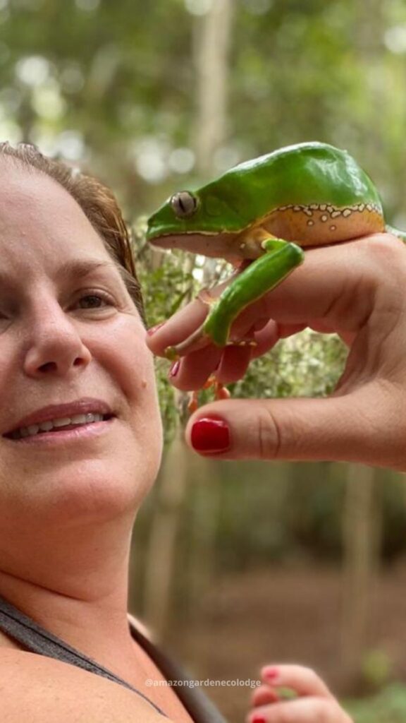 mujer con fauna salvaje en la amazonia peruana