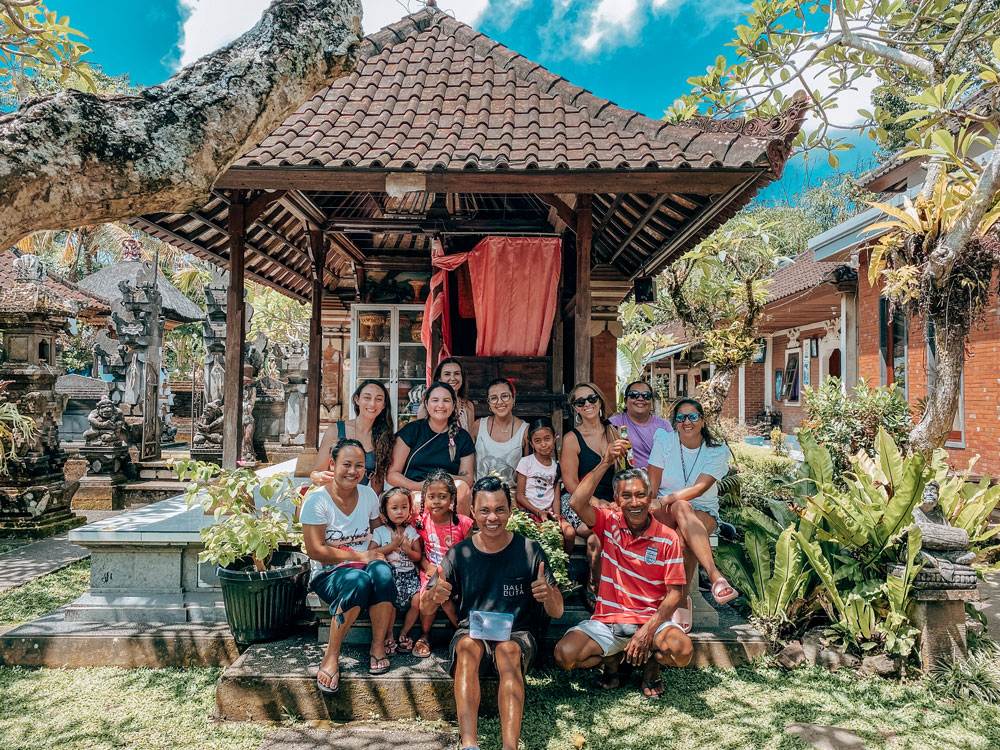 Comunidad local en Bali con viajeras BALIBUTA