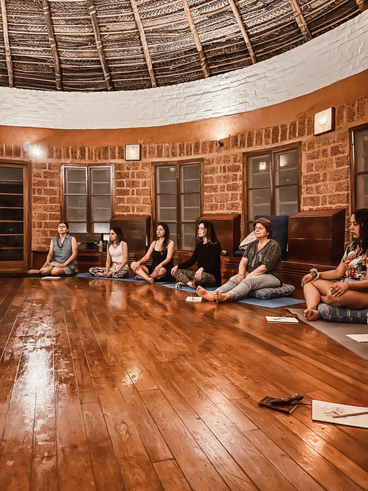 viajes wellness con BALIBUTA haciendo yoga